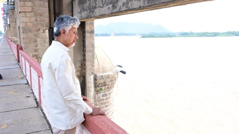 chandrababu-prakasam-barrage-water-flow-pattiseema